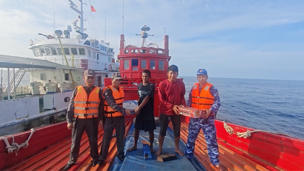 During the anchoring period, functional forces of Coast Guard Region 4 Command provided domestic water, food, and guided and provided medical support to the crew members on the Thai ship. Photo: Coast Guard Region 4 Command