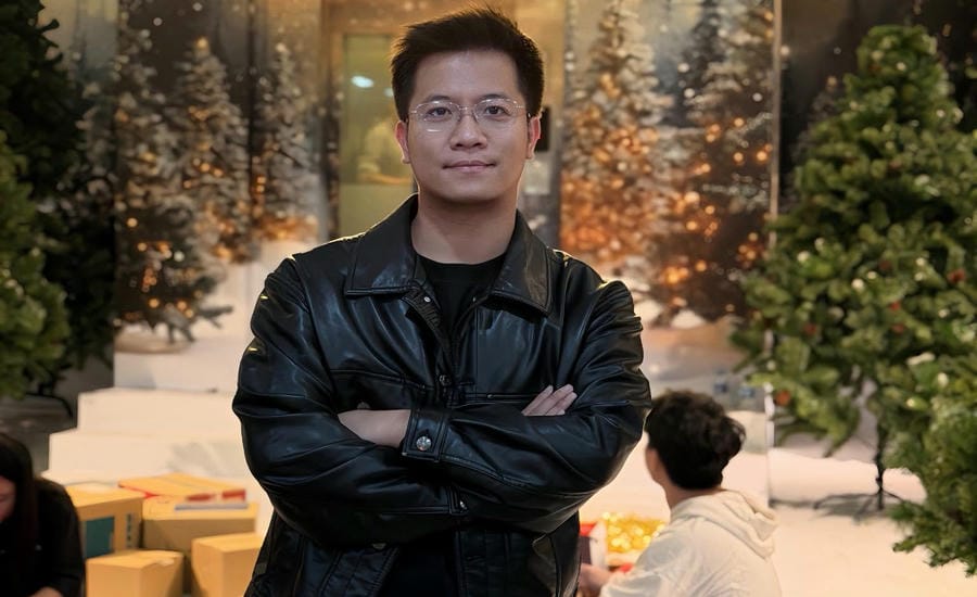 Commentator Anh Quan. Photo: Character provided