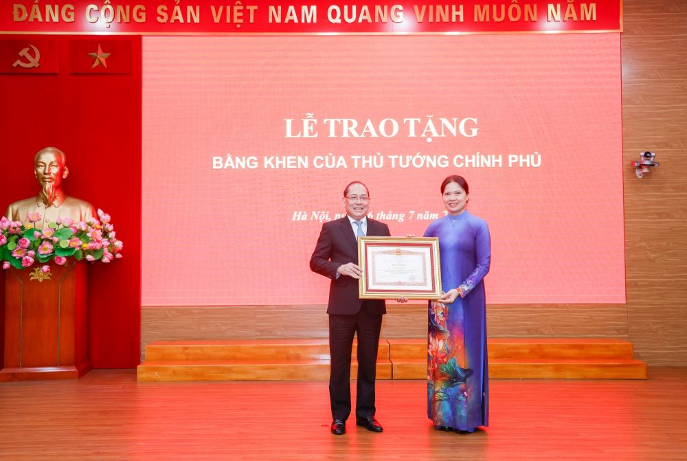 Phó Chủ tịch - Tổng Thư ký UBTƯ MTTQ Việt Nam Hà Thị Nga đã trao tặng Bằng khen của Thủ tướng Chính phủ cho ông Hoàng Công Thủy - Phó Chủ tịch UBTƯ MTTQ Việt Nam. Ảnh: Quang Vinh