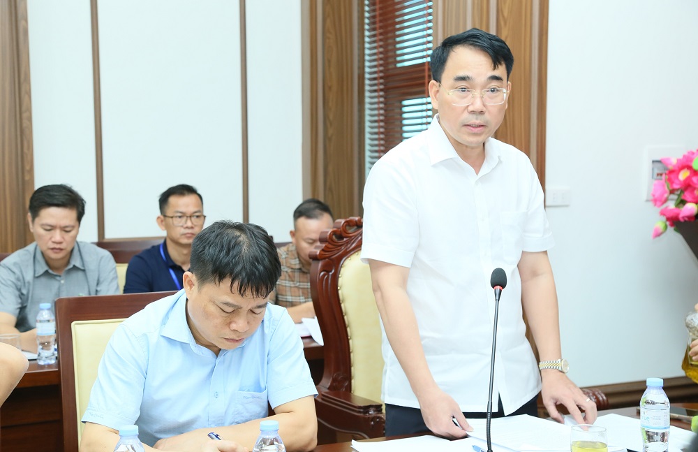 Lãnh đạo Ban Quản lý dự án đầu tư xây dựng số 1 báo cáo tại cuộc họp. Ảnh: Cổng TTĐT tỉnh Hưng Yên