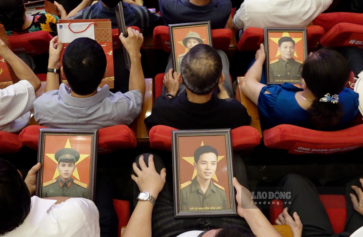 The photos were presented by Quang Ninh Provincial Youth Union to families of martyrs' relatives. Photo: Doan Hung