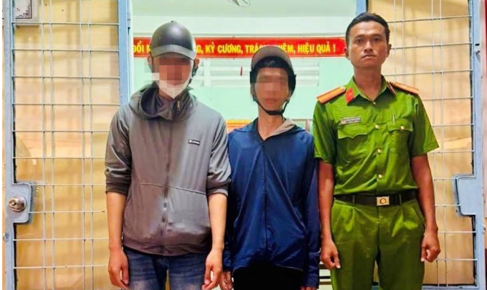2 subjects have acts of distributing advertising leaflets that affect the aesthetics, traffic safety and social order.  Photo: Police provided