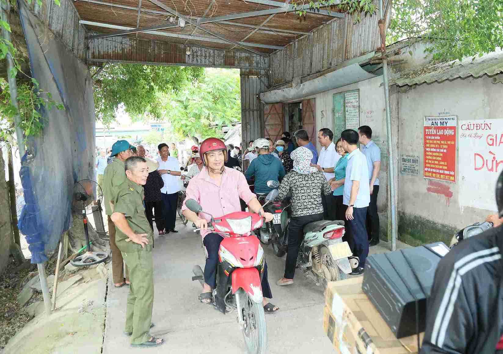People are excited about the concern of provincial leaders and the spirit of voluntarily dismantling the toll collection point across Dun bridge of Mr. Nguyen Ngoc Riec. Photo: Hung Yen Provincial e-Portal