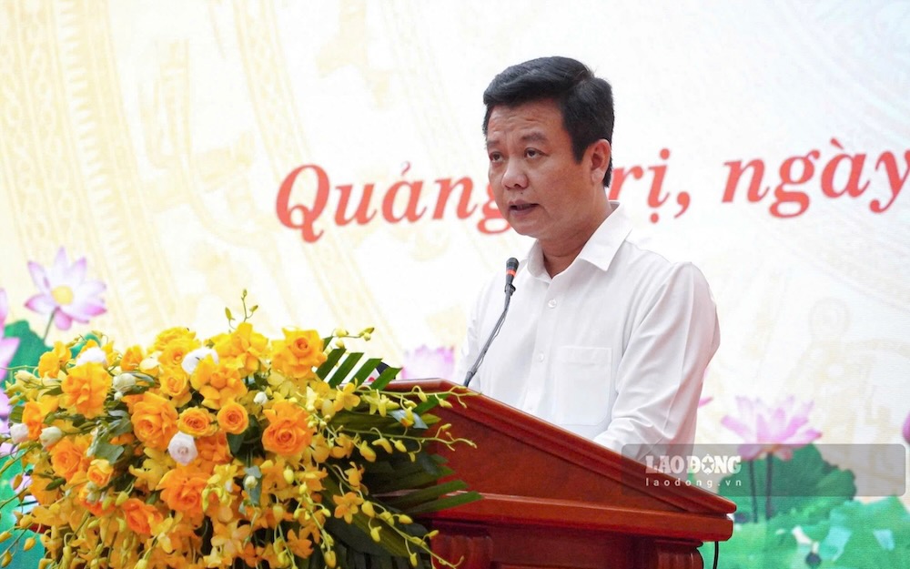Ông Trần Quốc Tuấn - Giám đốc Sở Nông nghiệp và Môi trường tỉnh Quảng Trị trả lời chất vấn liên quan đến vấn đề ô nhiễm tại các mỏ đá. Ảnh: Nguyễn Luân