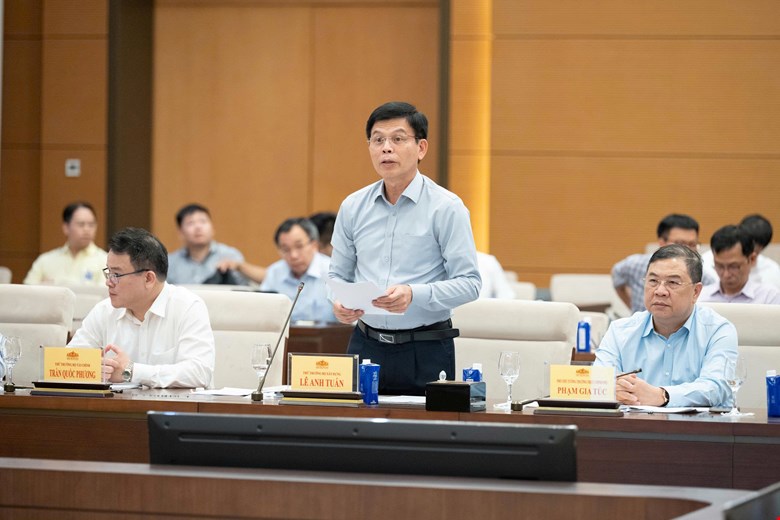Deputy Minister of Construction Le Anh Tuan presents a report on the investment policy of the Ring Road 5 - Hanoi Capital Region Construction Investment Project. Photo: Quochoi. vn
