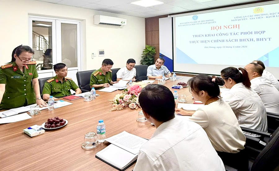 Ngo Quyen Grassroots Social Insurance coordinates with the police agency in strictly handling units that delay social insurance for a long time. Photo: Hai Phong City Social Insurance