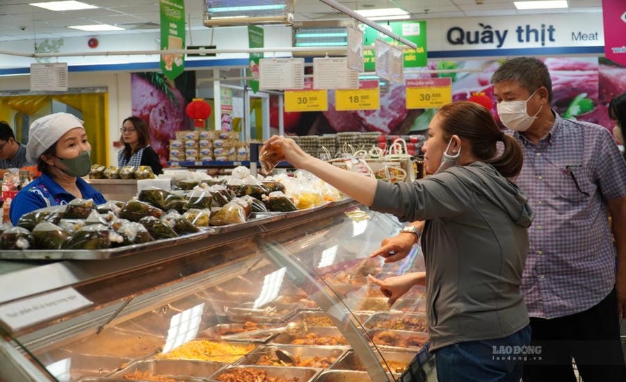 People shop at retail systems in Ho Chi Minh City during promotions and consumer stimulus programs. Photo: Ngoc Le