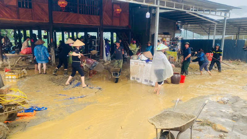 Functional forces support people in clearing soil and rocks. Photo: Minh Luong Commune People's Committee