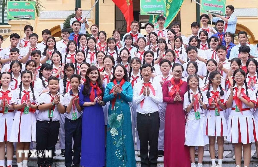 Phó Chủ tịch nước Võ Thị Ánh Xuân và đại biểu cùng các thiếu nhi tham gia Hành trình “Em yêu Tổ quốc Việt Nam” năm 2026. Ảnh: TTXVN
