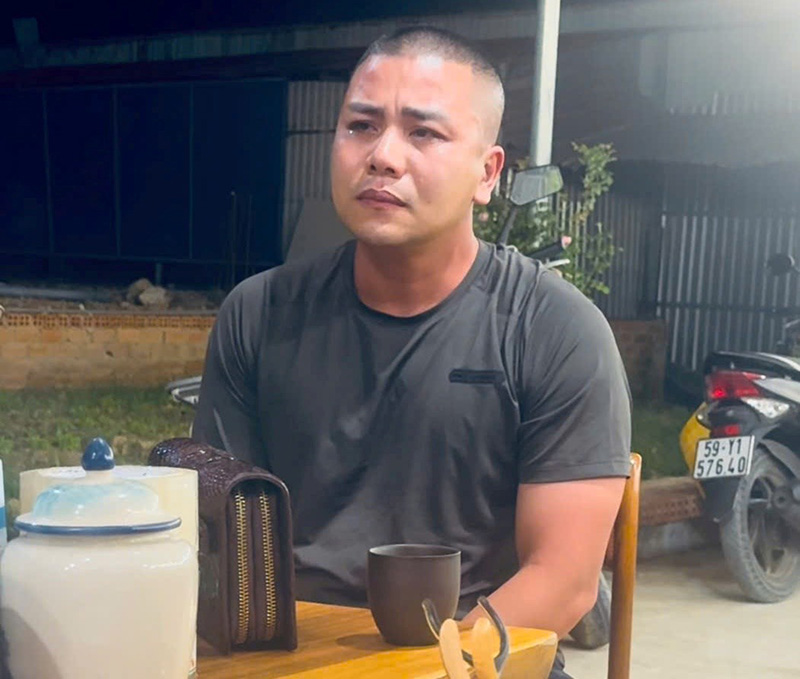 Đối tượng bị truy nã Nguyễn Duy Long ra đầu thú sau thời gian dài lẩn trốn. Ảnh: Công an Hải Phòng
