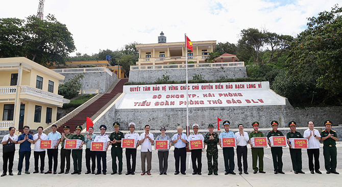 Đoàn công tác TP Hải Phòng thăm hỏi, tặng quà các lực lượng đang ngày đêm bám đảo, giữ biển. Ảnh: Cổng TTĐT Hải Phòng