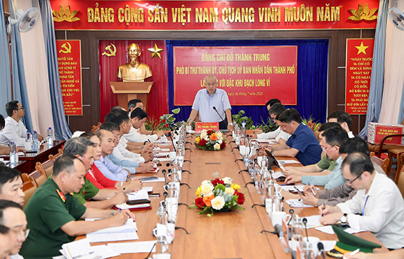 Chairman of Hai Phong City People's Committee Do Thanh Trung works with Bach Long Vi Special Zone. Photo: Hai Phong e-Portal
