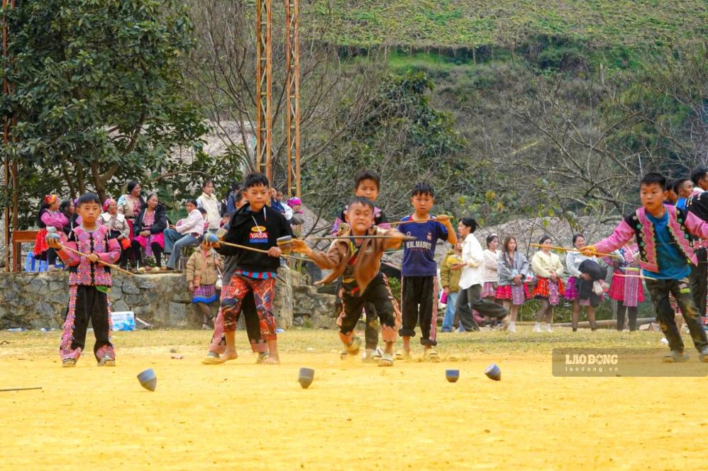 Trẻ em xã Vân Hồ chơi tu lu. Ảnh: A Chu