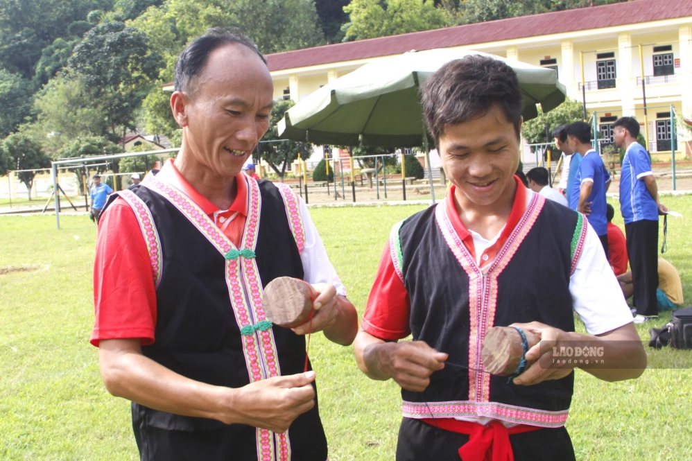 Tu lu - a folk game that attracts tourists of the H'Mong people in the highlands of Son La. Photo: Truong Son
