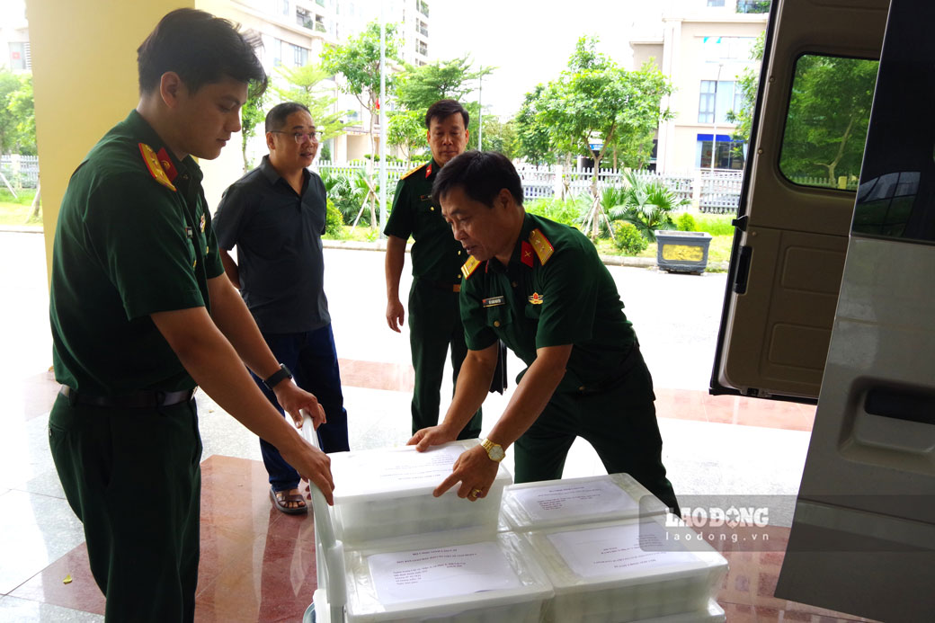 Các mẫu hài cốt liệt sĩ được niêm phong và vận chuyển đến Viện Pháp y Quốc gia theo đúng quy trình