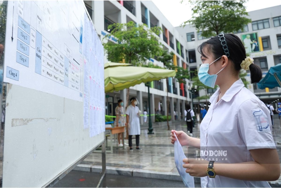The benchmark scores of universities over the years attract the attention of a large number of candidates during the enrollment season. Photo: Hai Nguyen