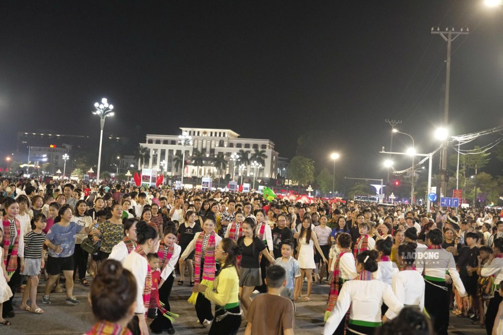 A large number of people participate in the art program "Lao Cai - A place of convergence of Northwest colors". Photo: Vu Linh