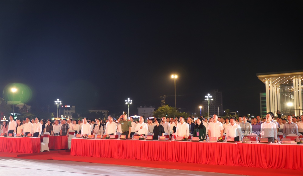 Các đại biểu và Nhân dân thực hiện nghi lễ Chào cờ.