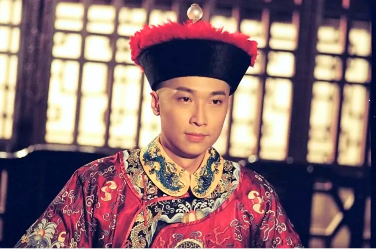 Actor Ma Jun Wei plays Kangxi in TVB's "Lộc đỉnh ký" in 1998. Photo: Xinhua