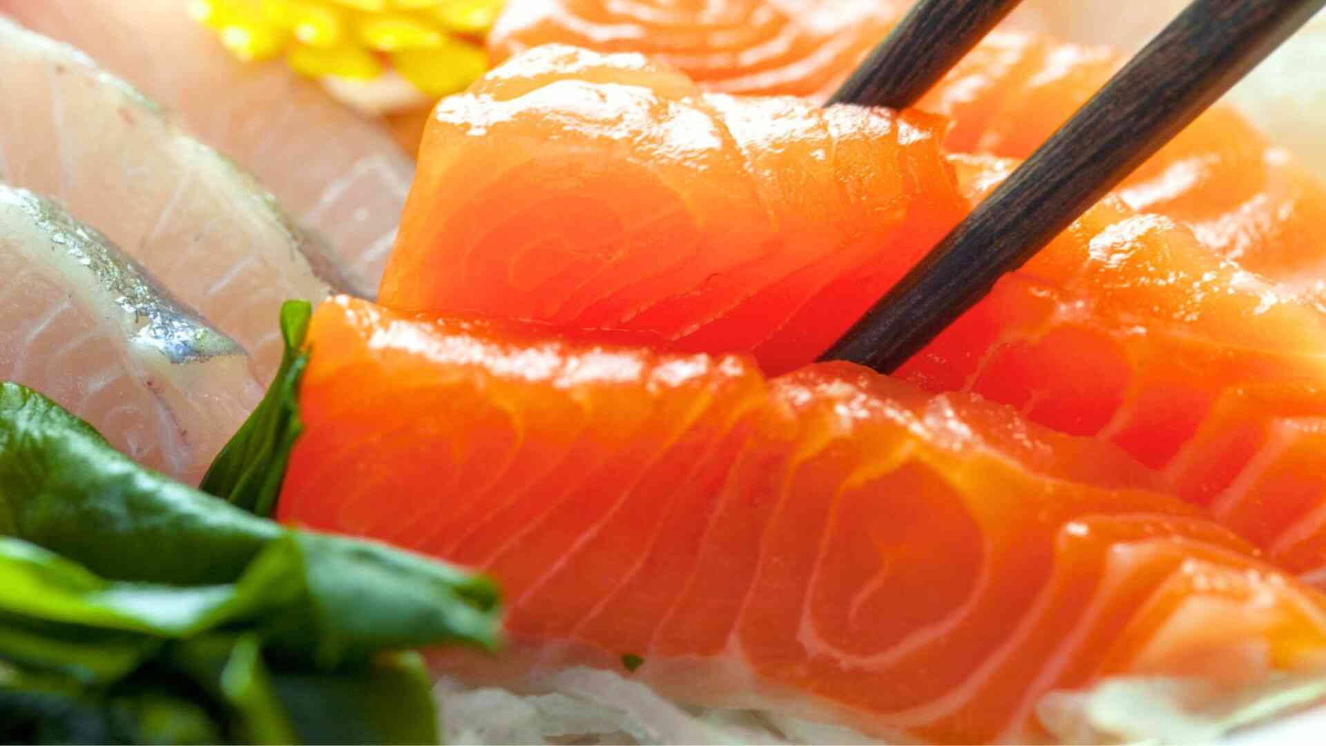 Prioritizing steamed and boiled fish with less grease can contribute to reducing metabolic pressure, is good for health, and supports liver and kidney health. Photo: Canva