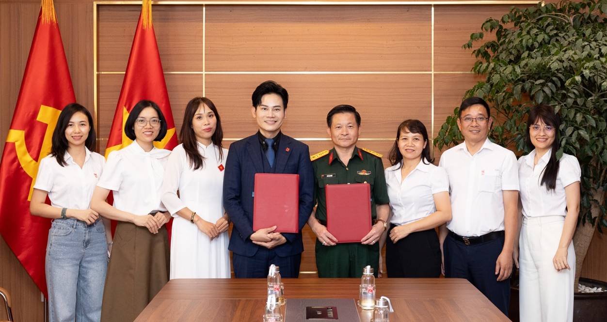El presentador Hồng Phúc acompaña a la unidad dependiente del Departamento General de Logística - Técnica, Ministerio de Defensa Nacional. Foto: Artista proporcionada.