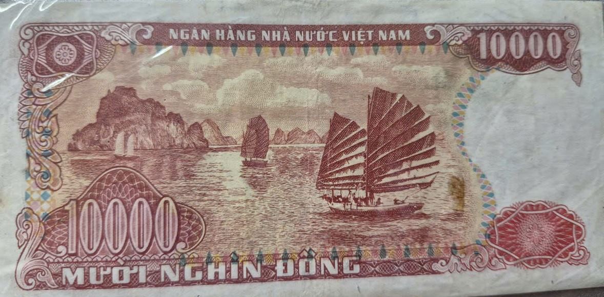 Vịnh Hạ Long trên tờ 10.000 đồng (1990-1993). Ảnh: Trần Trọng Hà