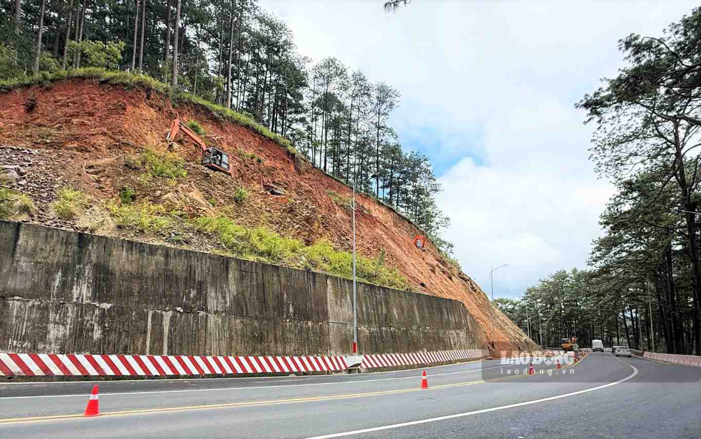 Focus on handling landslide risk points on Prenn Pass to ensure safety. Photo: Phuc Khanh