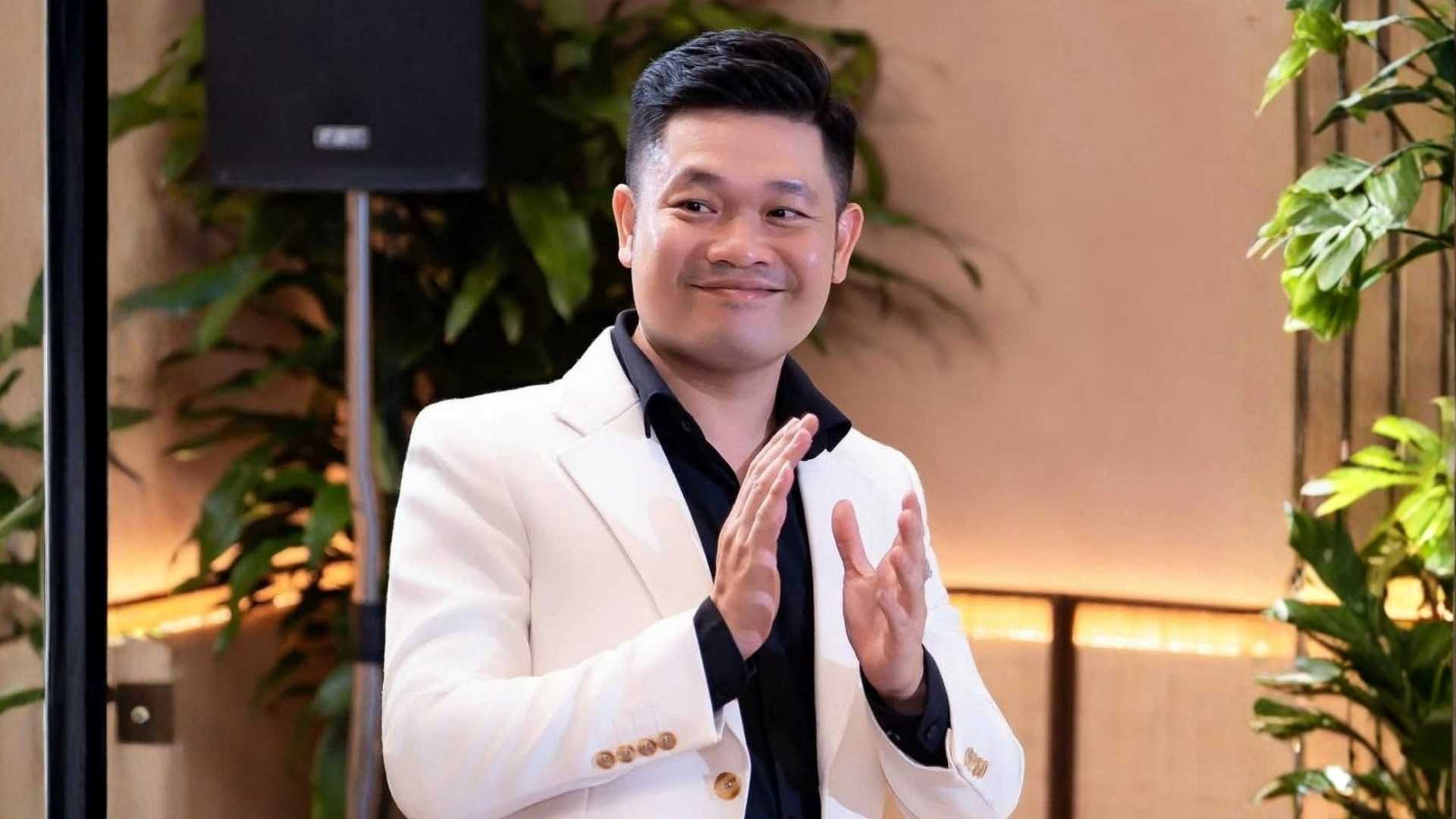 Actor Cuong Ca believes that the philosophy of "boiling rice with low heat" is the secret to helping husband and wife maintain family happiness. Photo: Character provided