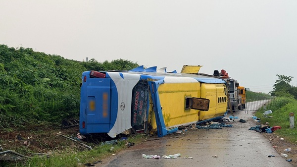 Scene of the passenger car accident on the Phap Van - Cau Gie highway, many casualties. Photo: Dinh Hieu