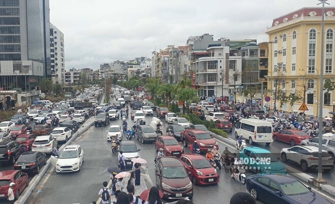 Traffic in front of the school gate in the center of former Ha Long City. If there are free school buses, it will both reduce traffic jams and be convenient for parents. Photo: Nguyen Hung