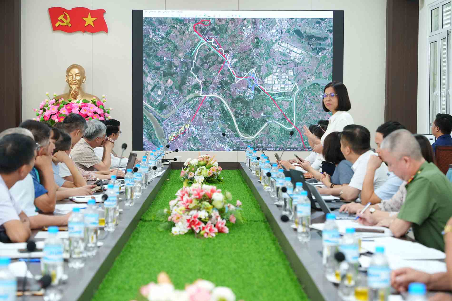 Đảng ủy xã Phù Đổng giao ban triển khai công tác giải phóng mặt bằng Dự án đầu tư xây dựng tuyến đường sắt Lào Cai - Hà Nội - Hải Phòng. Ảnh: Trang tin điện tử xã Phù Đổng