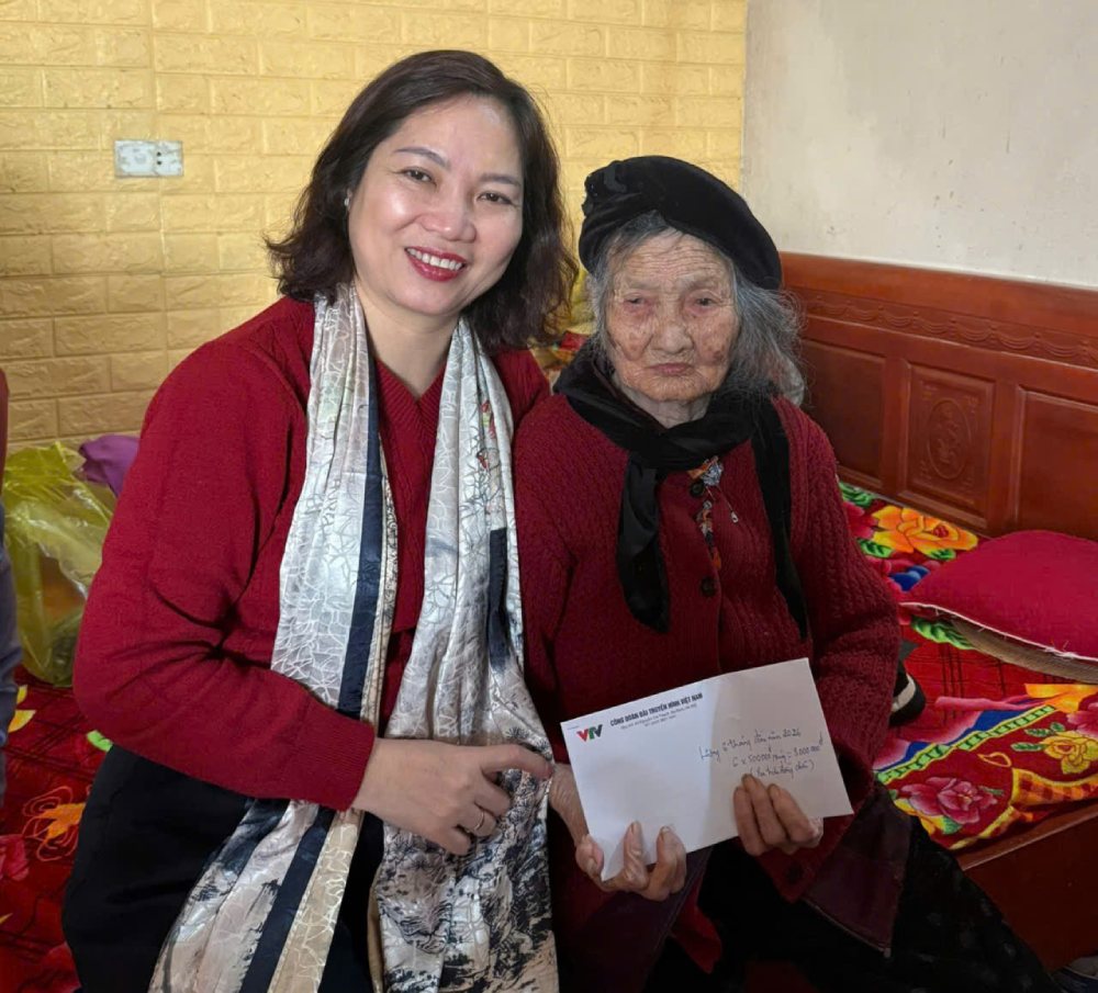 Bà Liêm (bên trái) thăm, tặng quà Mẹ Việt Nam Anh hùng Phùng Thị Ộp (Hưng Yên) do Đài Truyền hình Việt Nam nhận phụng dưỡng. Ảnh: NVCC