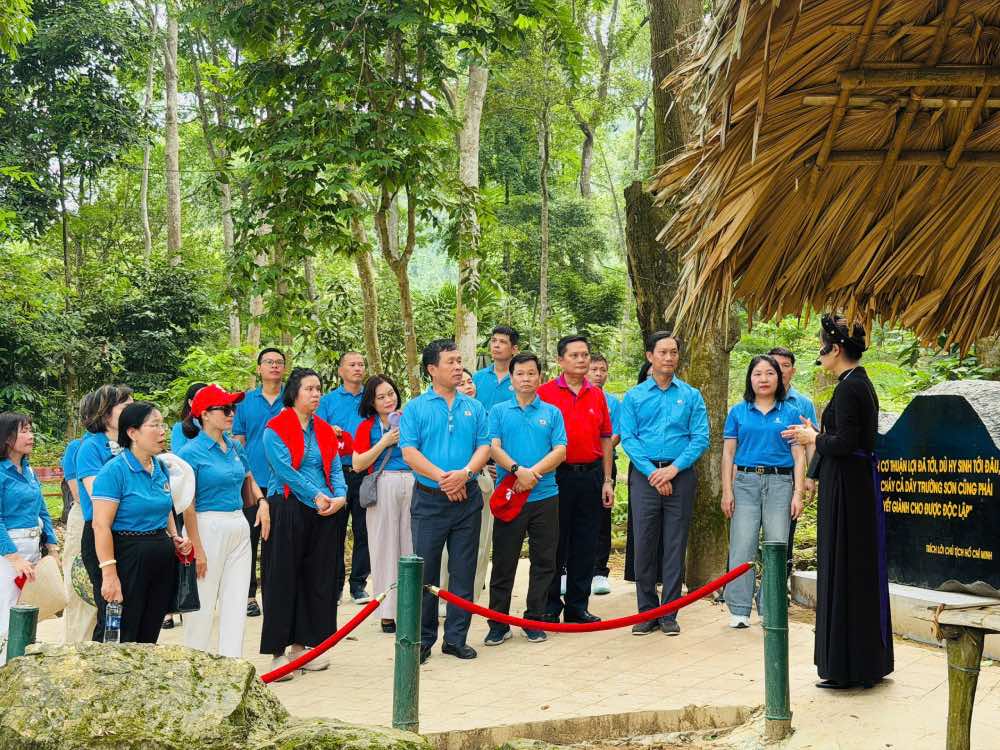 Đoàn Công đoàn Công Thương Việt Nam tham quan Khu di tích Quốc gia đặc biệt Tân Trào. Ảnh: Công đoàn Công Thương Việt Nam
