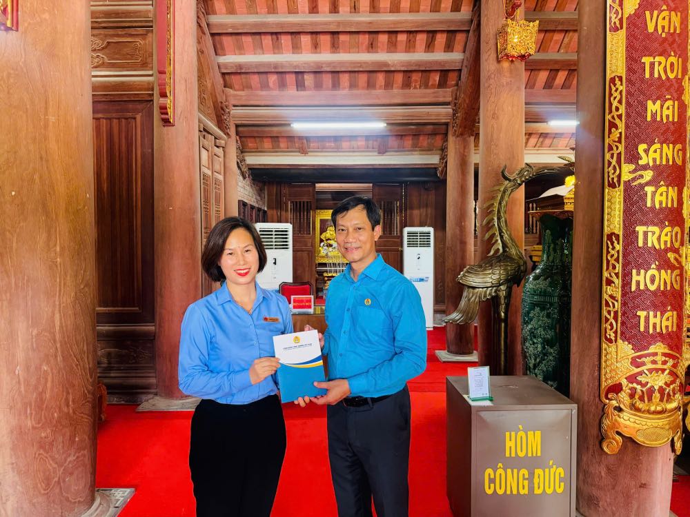 Đoàn công tác gửi tặng những phần quà tri ân đến Ban Quản lý Khu di tích Quốc gia đặc biệt Tân Trào. Ảnh: Công đoàn Công Thương Việt Nam