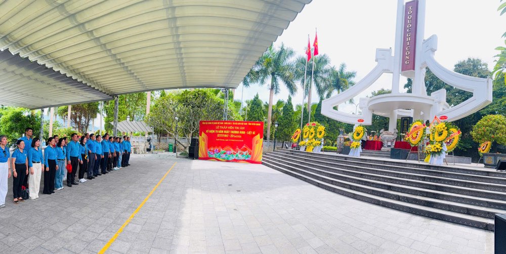 The Vietnam Industry and Trade Union delegation offers incense at Vi Xuyen National Cemetery. Photo: Vietnam Industry and Trade Union