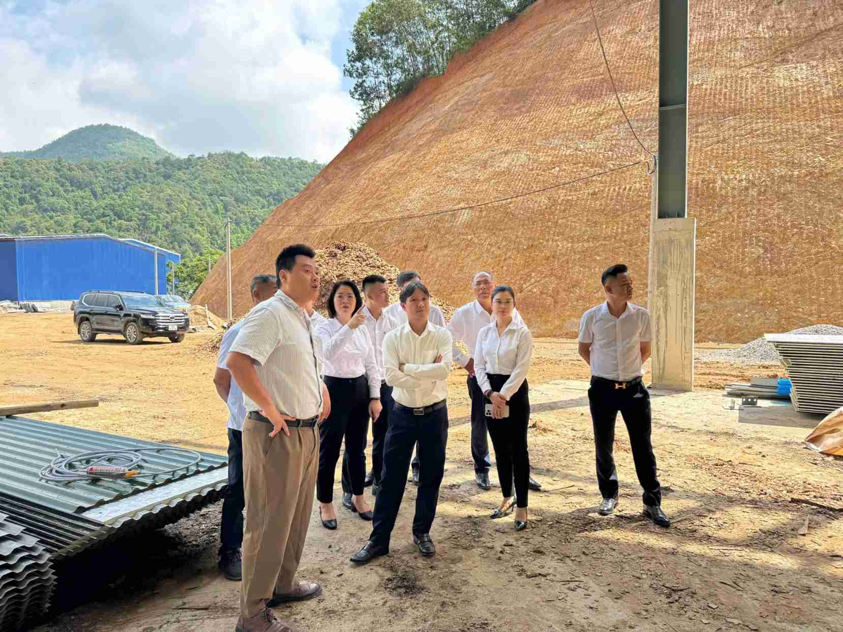 Đại diện doanh nghiệp giới thiệu tiến độ đầu tư, xây dựng và định hướng vận hành dự án với đoàn công tác Agribank. Ảnh: Agribank