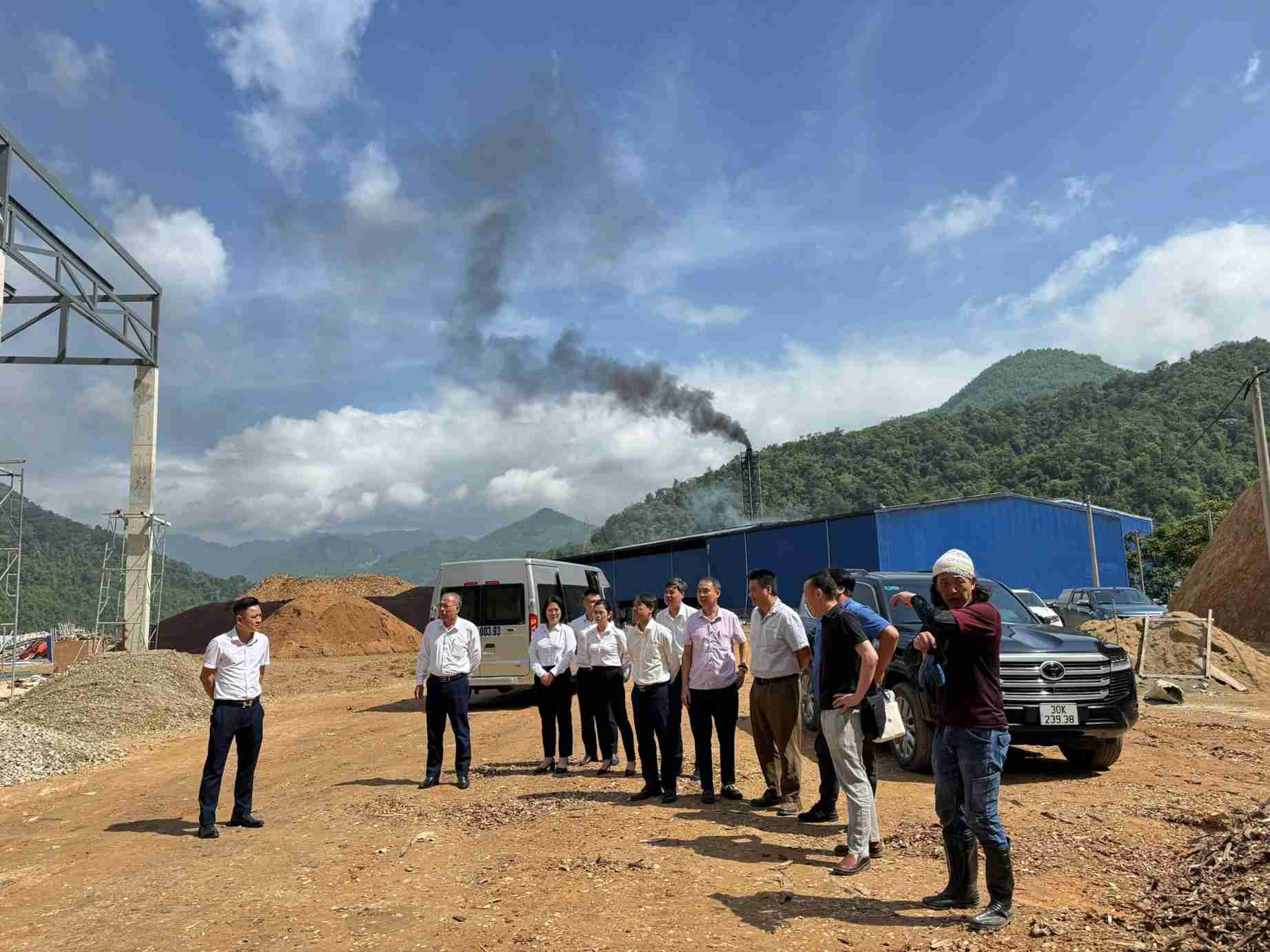 Agribank working delegation surveys the actual organic treatment, reuse and processing area of Dien Bien Environment Joint Stock Company. Photo: Agribank