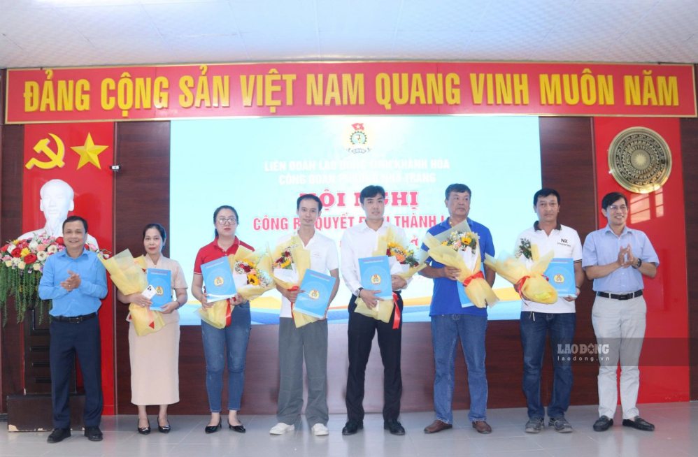 Ông Bùi Đăng Thành - Phó Chủ tịch LĐLĐ tỉnh Khánh Hòa trao quyết định thành lập các công đoàn cơ sở trên địa bàn phường Nha Trang. Ảnh: Phương Linh