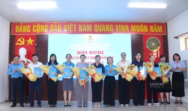 Lãnh đạo Liên đoàn Lao động tỉnh Khánh Hòa trao quyết định thành lập 18 công đoàn cơ sở trên địa bàn phường Nha Trang. Ảnh: Phương Linh
