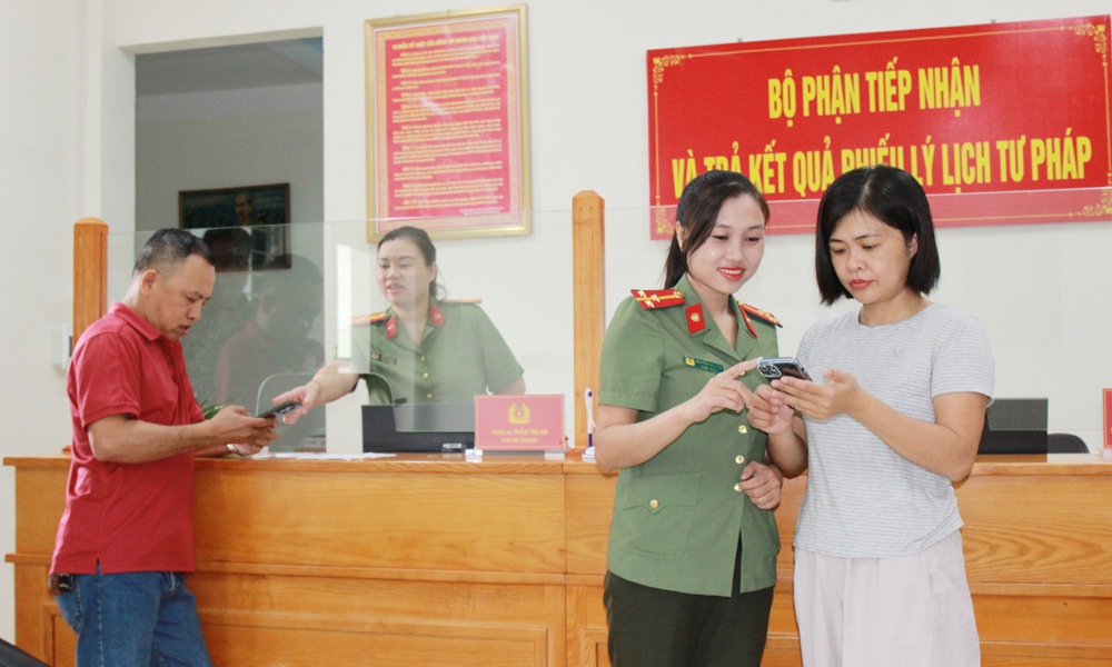 Creating favorable conditions for individuals, agencies, and organizations in carrying out administrative procedures for issuing Judicial Record Certificates. Photo: Ministry of Public Security