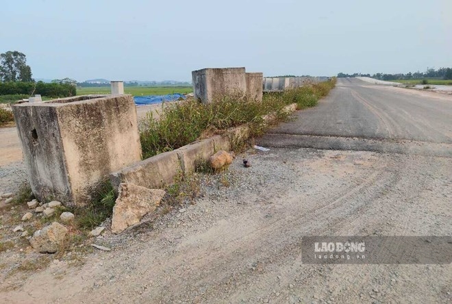 Dự án đường Thạch Bích - Thọ Phong (Quảng Ngãi) thi công dang dở vì mặt bằng bàn giao không liền mạch. Ảnh: Đông Giang