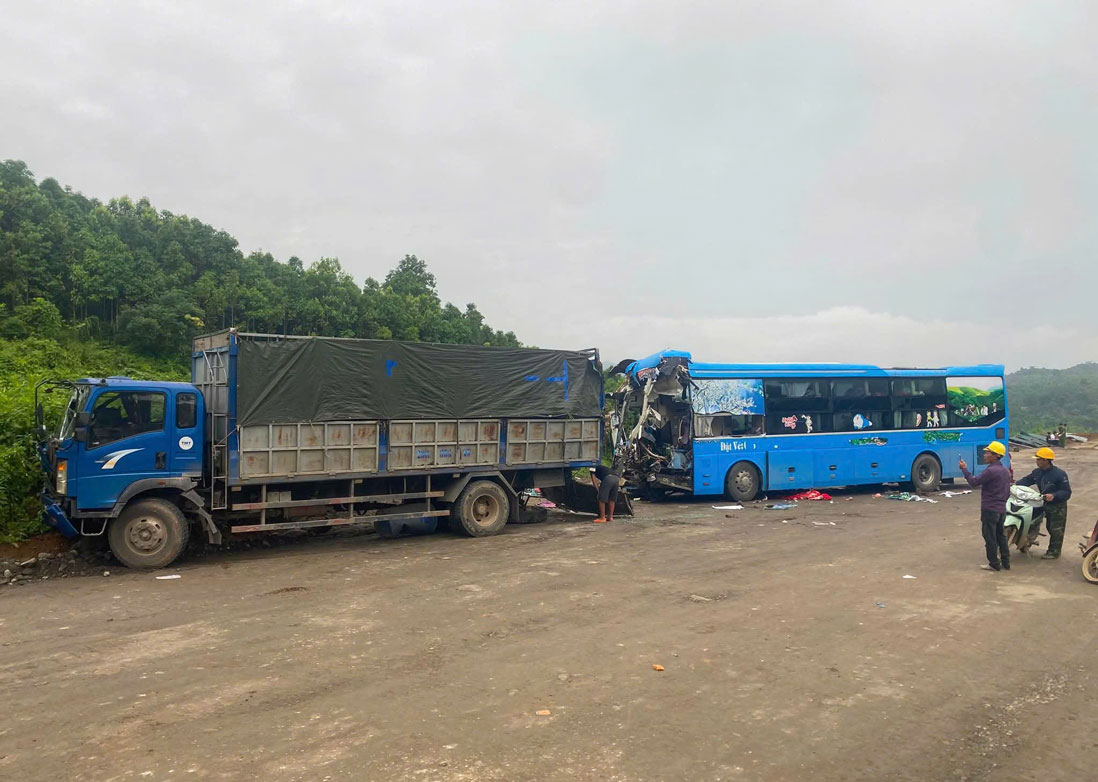 Scene of the accident on the Noi Bai - Lao Cai expressway. Photo: Police provided