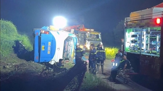 Functional agencies investigate the passenger car accident on the Phap Van - Cau Gie expressway. Photo: Long Phi