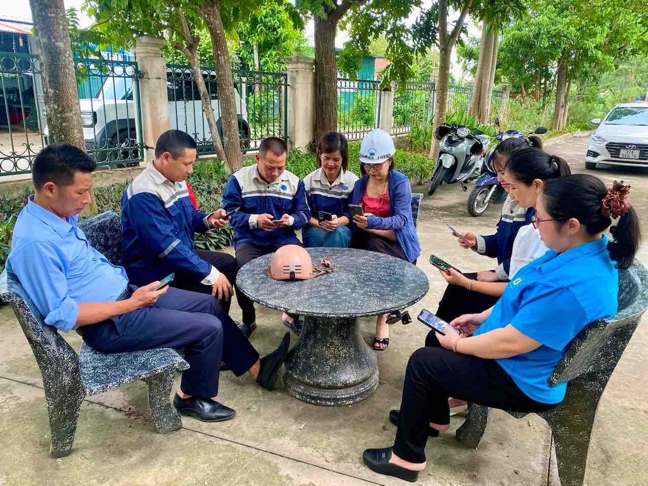 Thai Hoa Ward collects opinions from union members and workers through digital platforms. Photo: Nghe An Trade Union