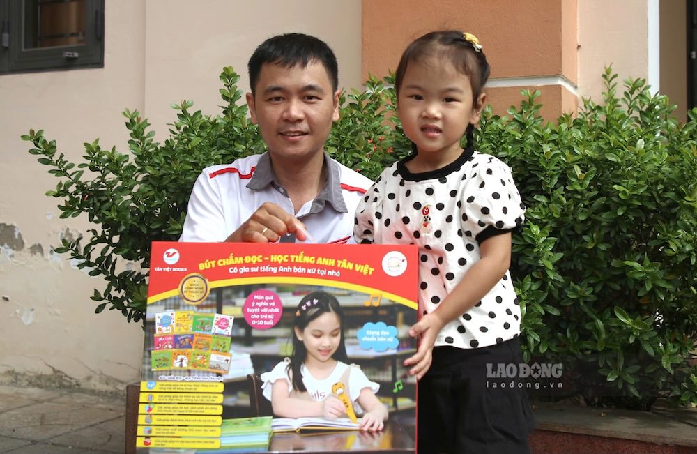 Mr. Nguyen Khanh Minh Hieu and his daughter Nguyen Huyen Nhi with gifts from the Trade Union organization for students who are children of union members and workers in difficult circumstances. Photo: Hung Tho