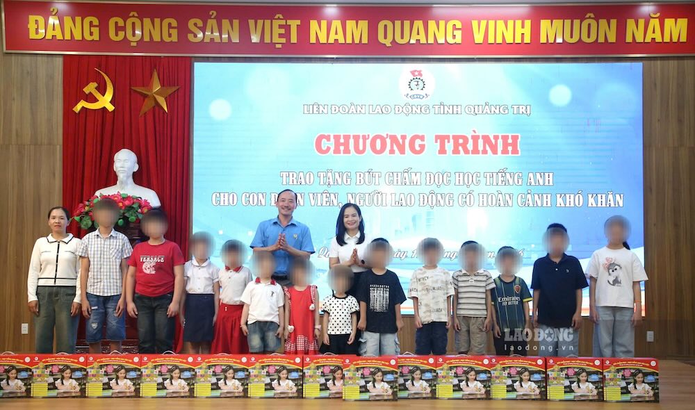 Đại diện Liên đoàn Lao động tỉnh Quảng Trị và Ngân hàng TMCP Ngoại thương Việt Nam chi nhánh Quảng Trị trao quà cho học sinh là con đoàn viên, người lao động có hoàn cảnh khó khăn. Ảnh: Hưng Thơ