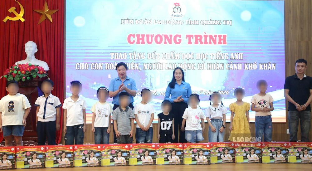 Đại diện Liên đoàn Lao động tỉnh Quảng Trị trao bút chấm đọc, học tiếng Anh cho các cháu là con của đoàn viên, người lao động. Ảnh: Hưng Thơ