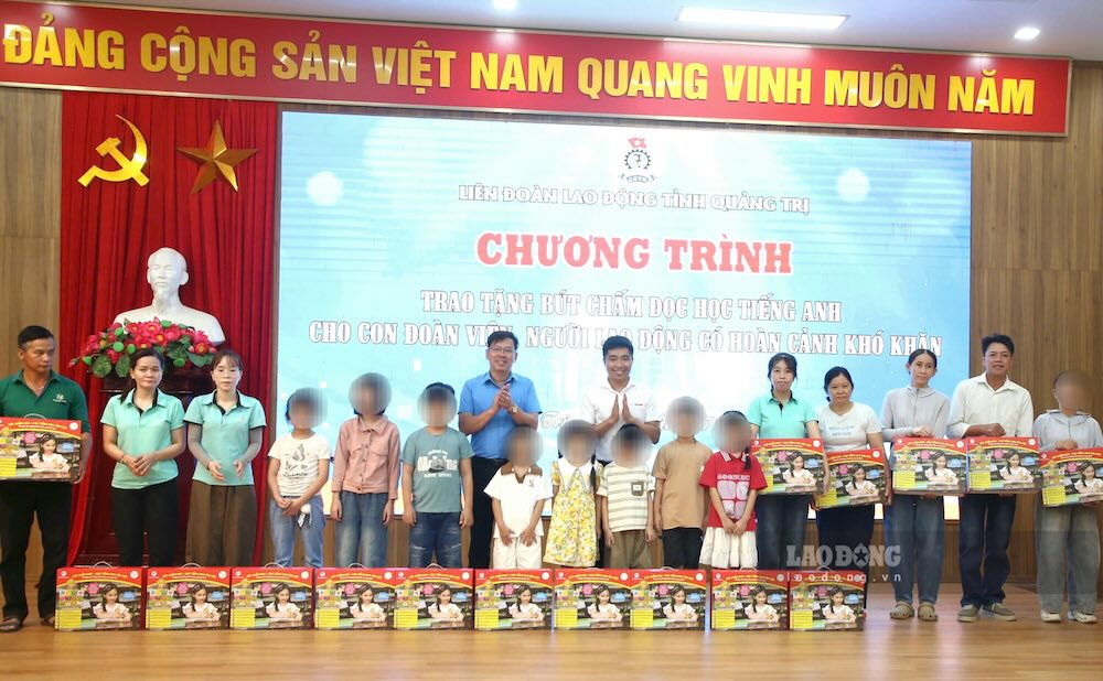 Đại diện Quỹ Xã hội từ thiện Tấm lòng vàng và lãnh đạo Liên đoàn Lao động tỉnh Quảng Trị tặng quà cho con đoàn viên, người lao động có hoàn cảnh khó khăn. Ảnh: Hưng Thơ