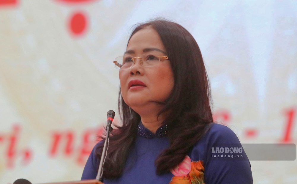Bà Lê Thị Hương - Giám đốc Sở Giáo dục và Đào tạo tỉnh Quảng Trị trả lời chất vấn của đại biểu về nội dung liên quan chậm chi trả chế độ hỗ trợ cho giáo viên. Ảnh: Nguyễn Luân