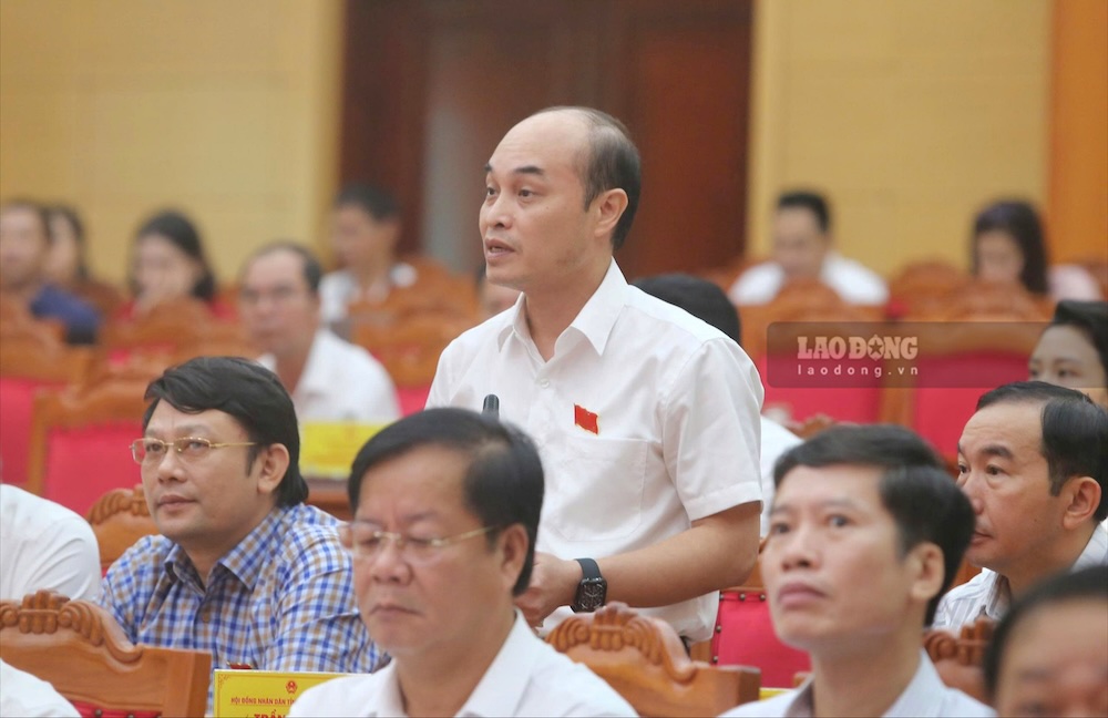 Delegate Tran Son Tung questioned leaders of Quang Tri Department of Education and Training. Photo: Nguyen Luan